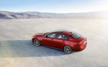  Jaguar XE   