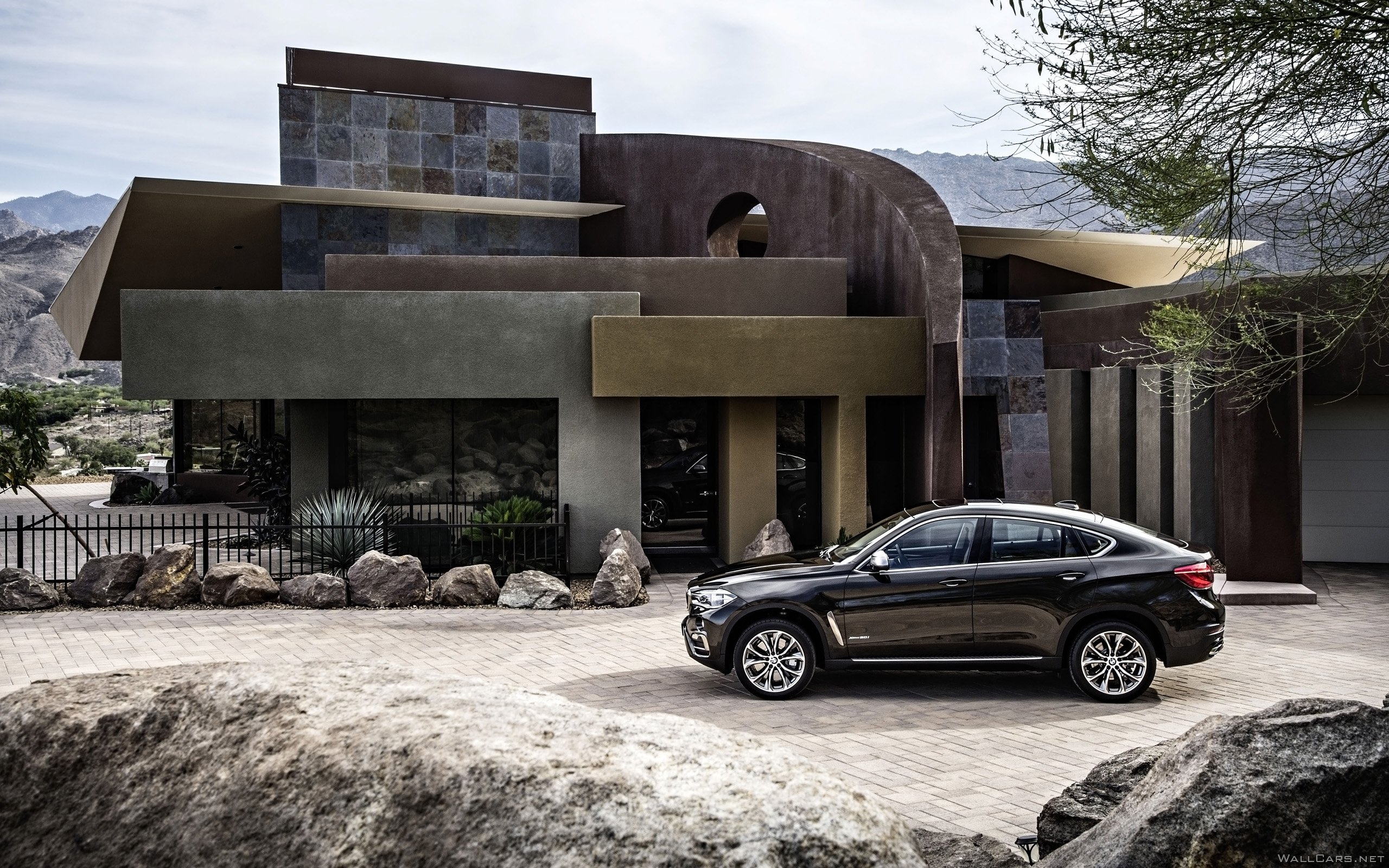 Темный BMW X6 xDrive50i, 2015, коттедж, новинка, внедорожник, диски, роскошь