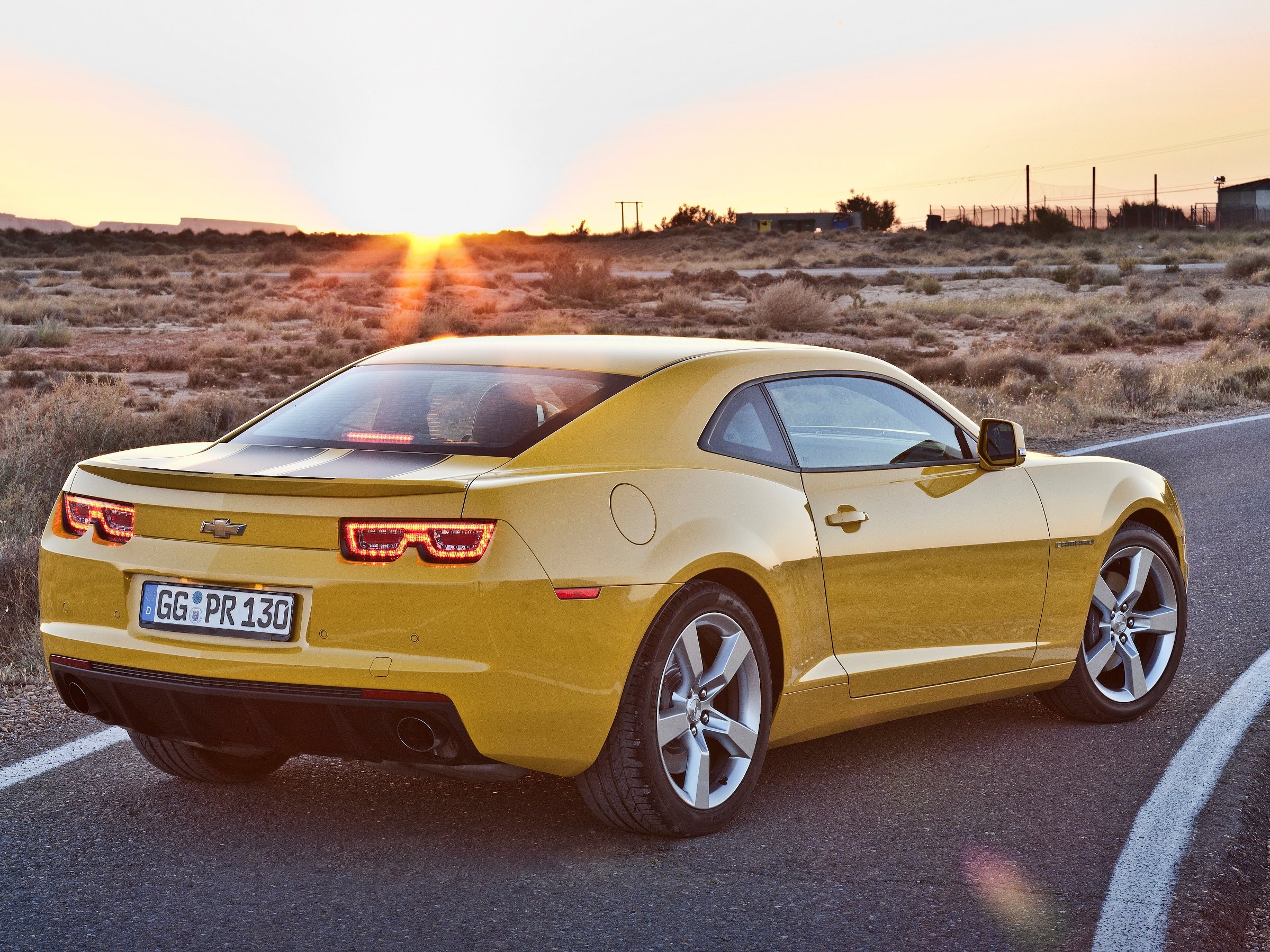 Шевроле камаро фото. Chevrolet Camaro (пятое поколение). Шевроле Камаро 2013. Chevrolet Camaro купе. Chevrolet Camaro Coupe Yellow 2012.