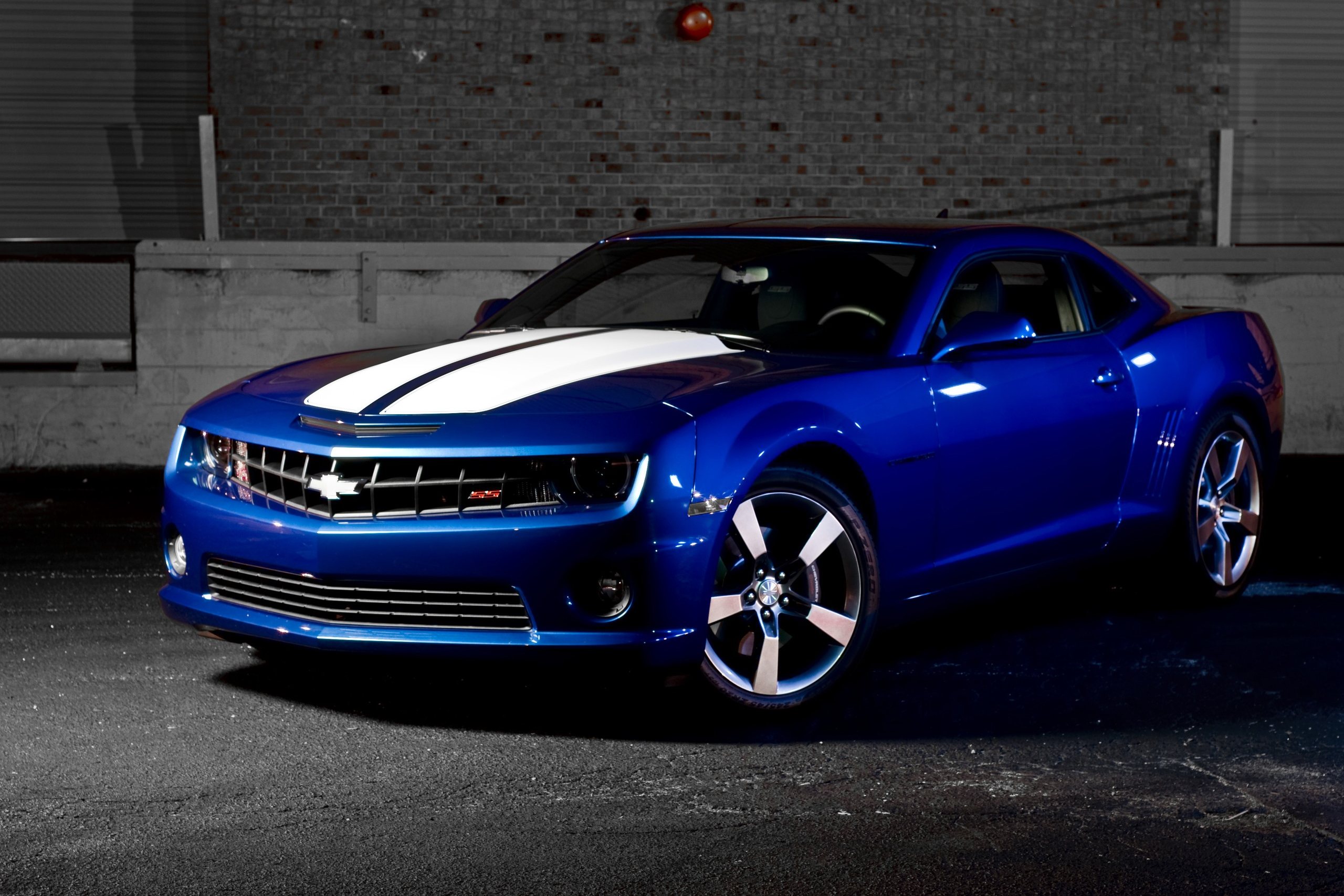 Фото обои Ярко-синий Chevrolet Camaro с белыми полосами. Camaro