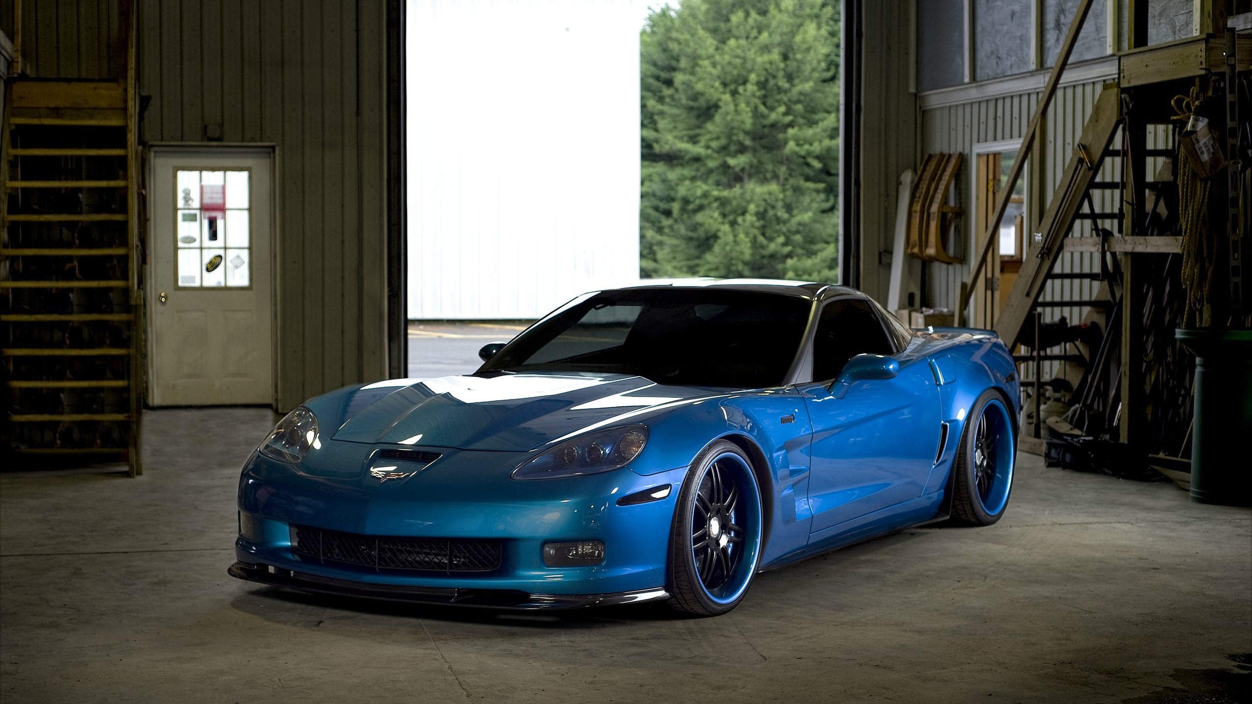 Синий Chevrolet Corvette в гараже дома.