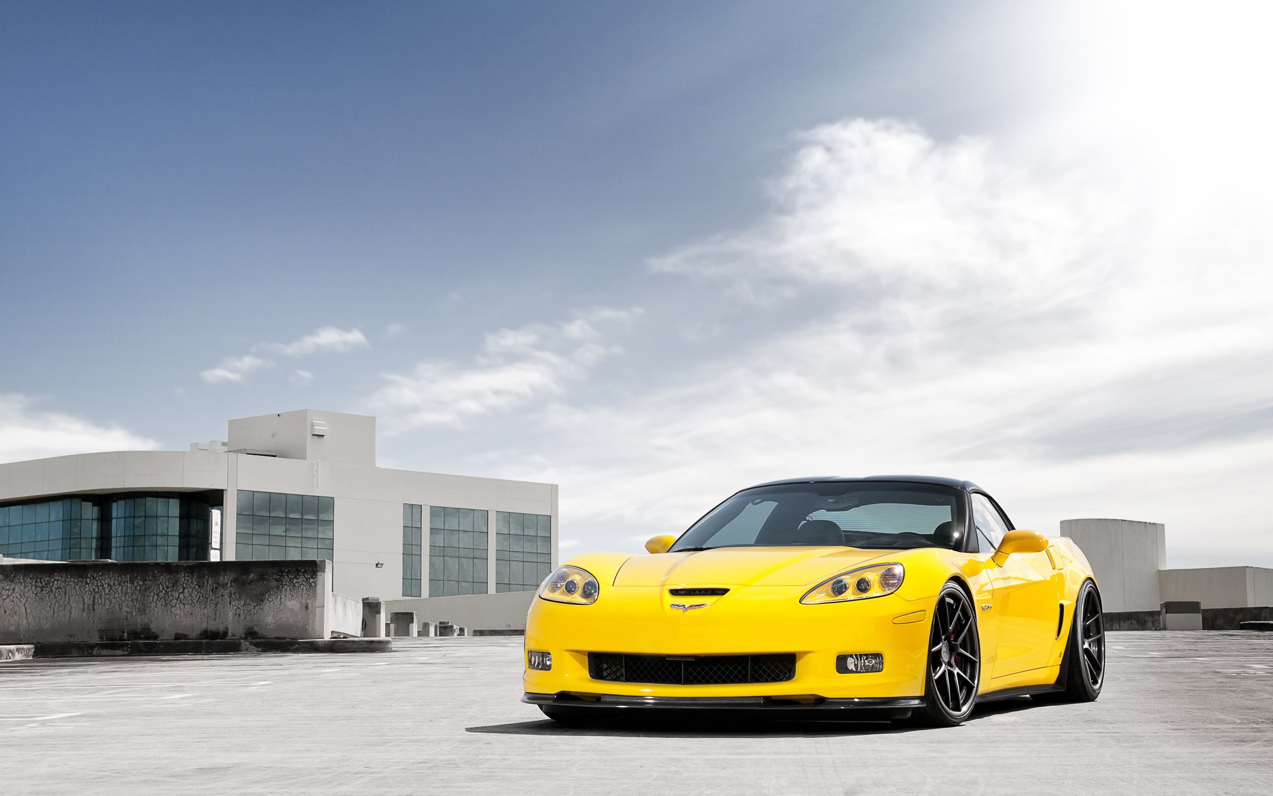 Бело желтая машина. Chevrolet Corvette Yellow. Обои на телефон Шевролет Корвет жёлтый. Машина на желтом фоне.