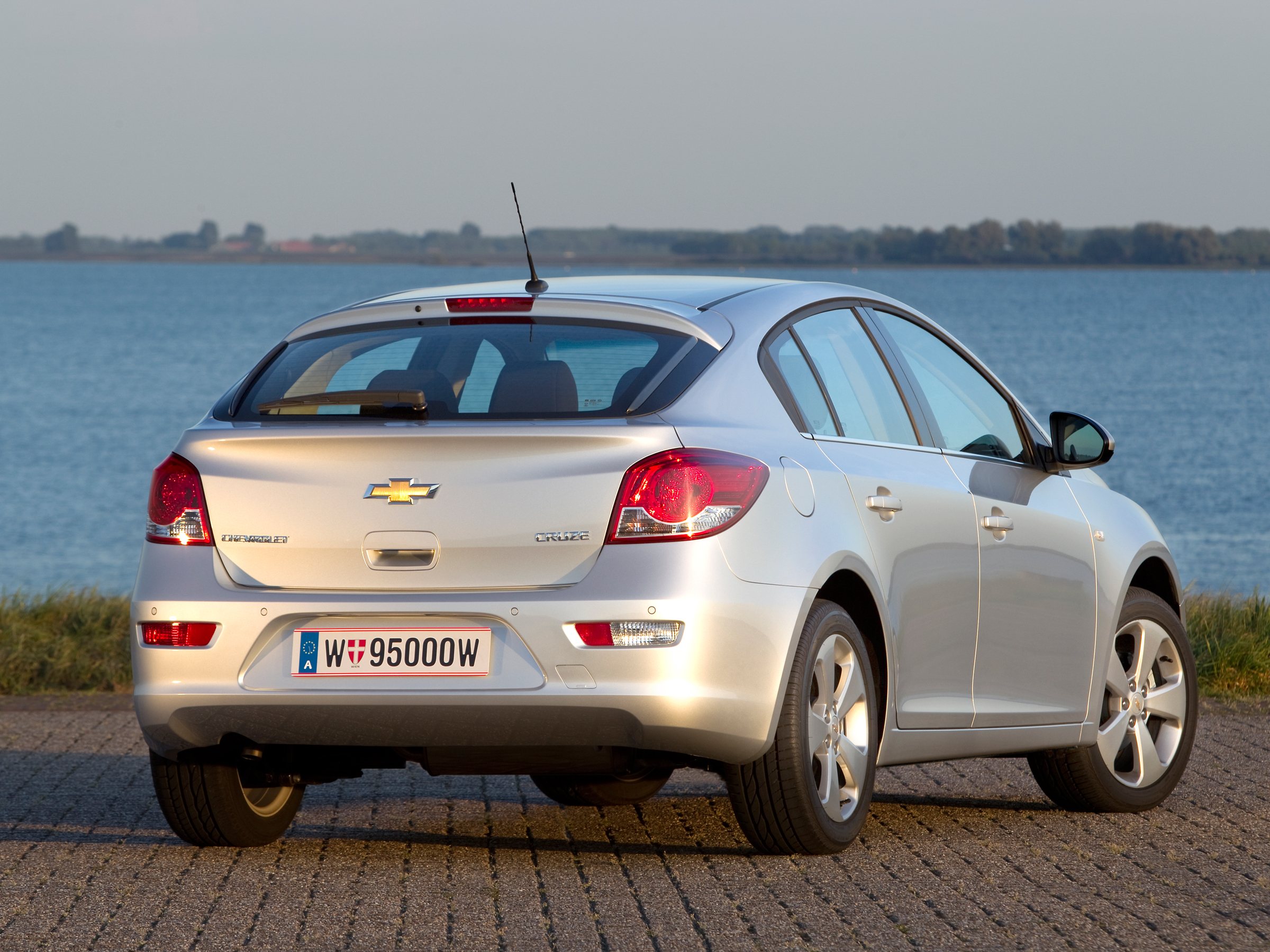 Chevrolet Cruze сзади 2009