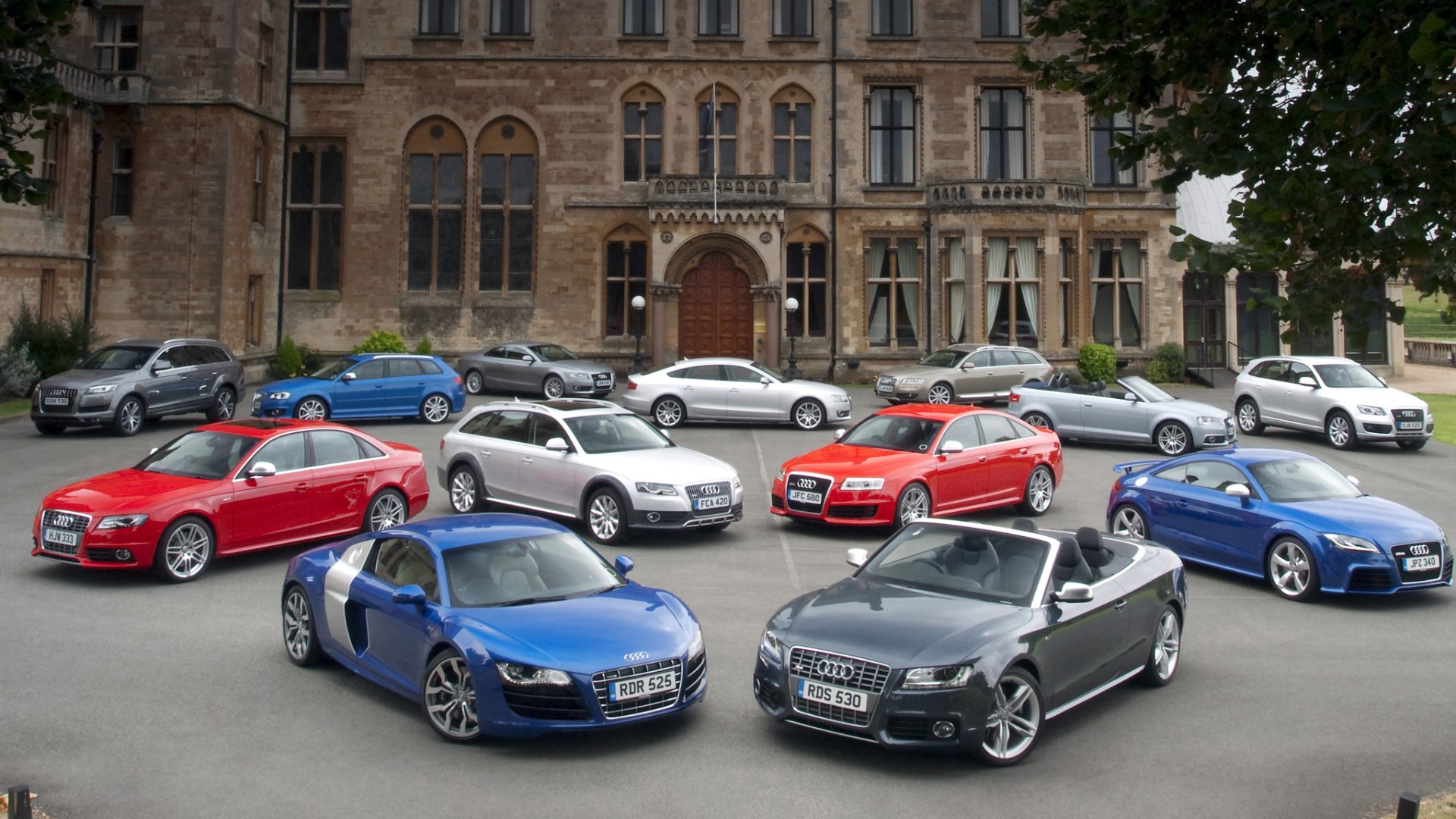 Автомобили Audi у старинного здания