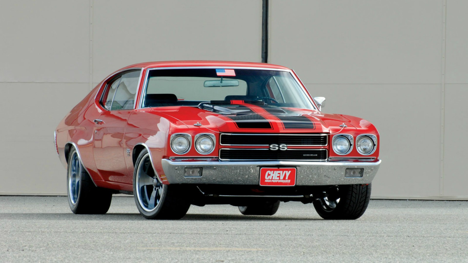 Красный Chevrolet Chevelle с черными полосами.