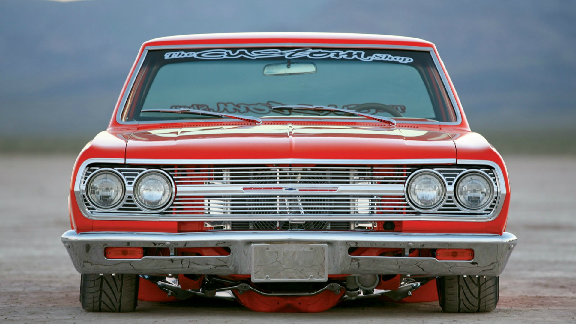 Красный Chevrolet El Camino сел пузом на асфальт.