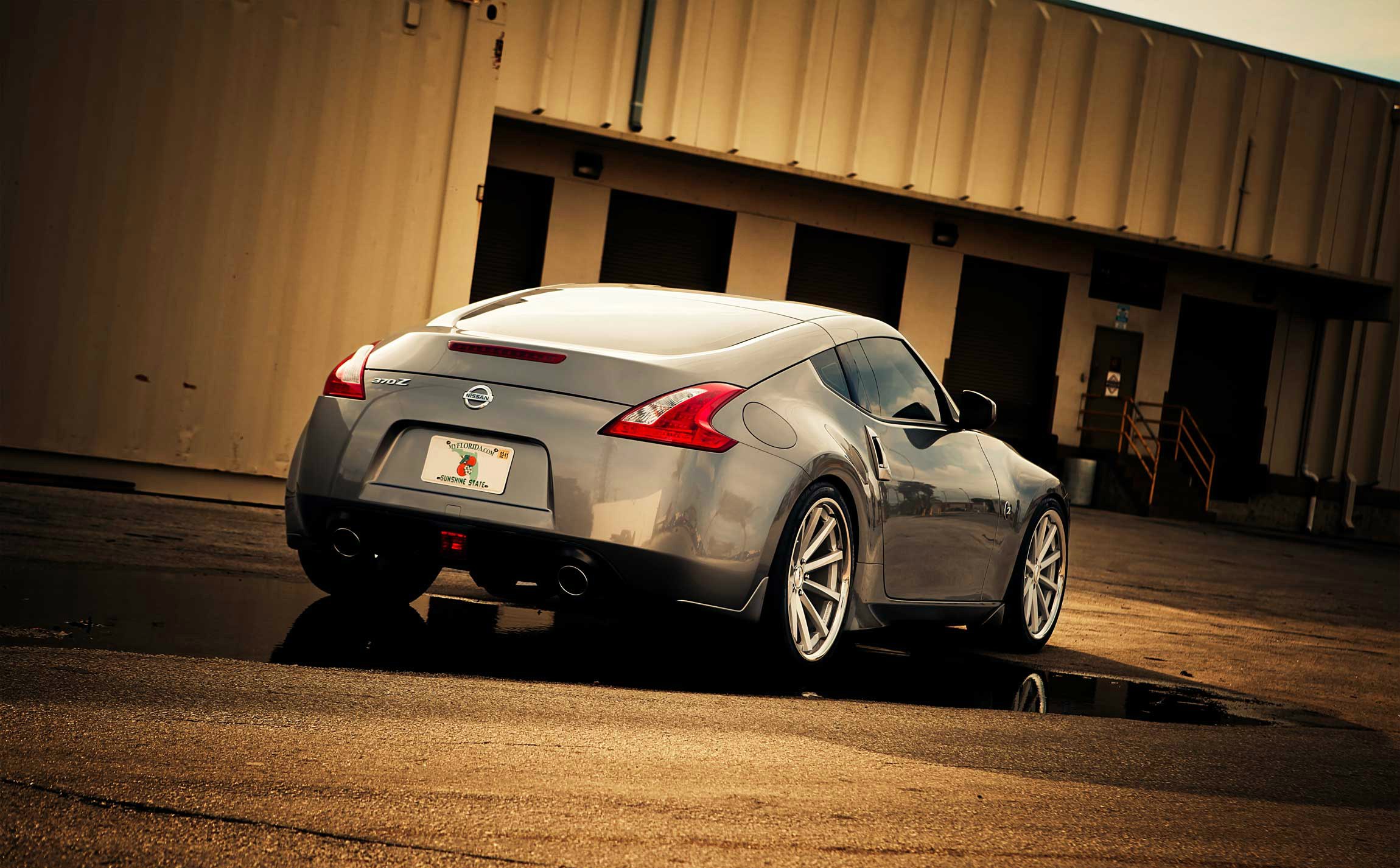 Wheel look. Vossen cv1. Ниссан 370 z в золотой плёнке. Чёрный 370z вид сзади. Серебристый Nissan на синих дисках.