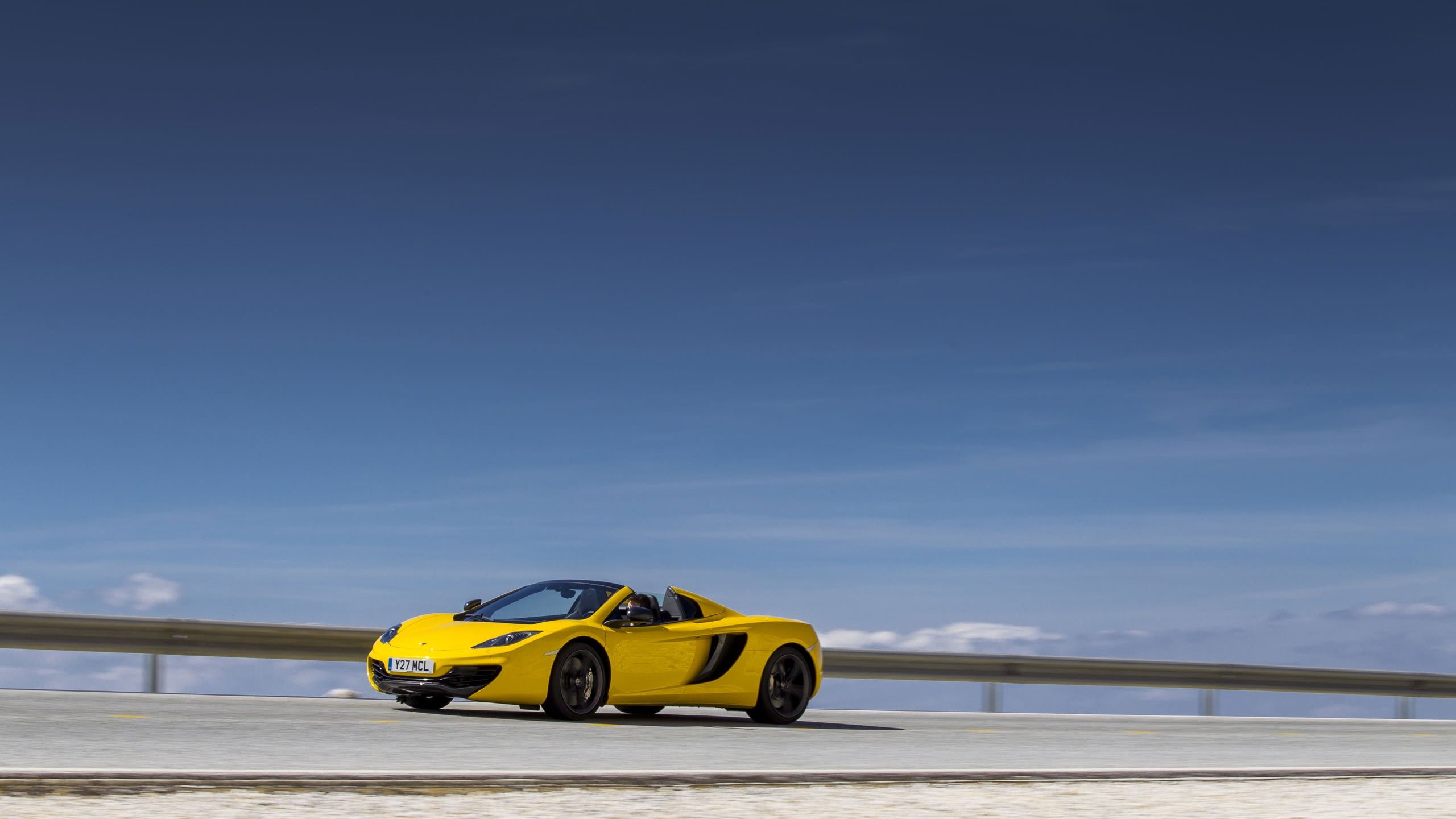 Желтое движение. MCLAREN 12c Yellow. MCLAREN mp4-12c Yellow. Машина на желтом фоне. Желтая спортивная машина у моря.