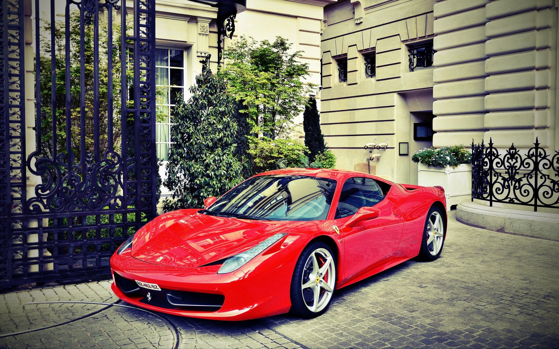 Ее глаза карие как у феррари. Ferrari 458 Italia красная. Ferrari f50. Ferrari 1999. Феррари у дома.