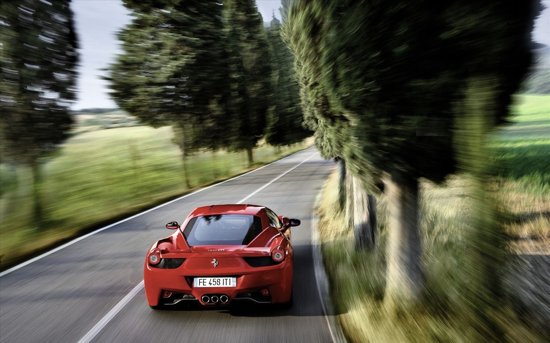 Красный спорткар Ferrari 458