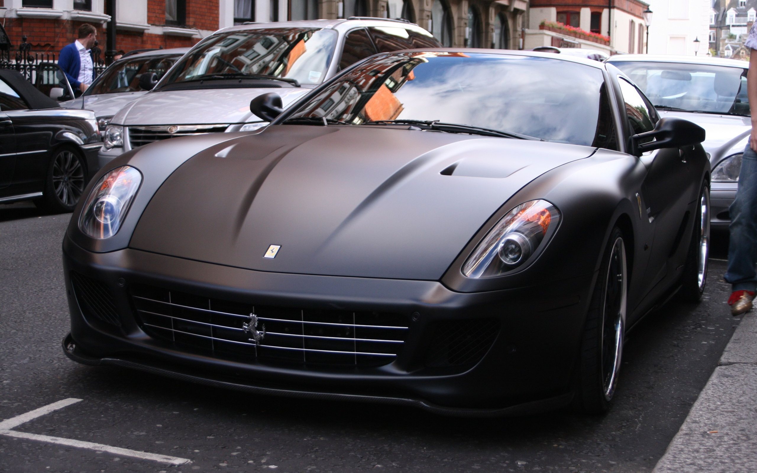 Крупная машинная. Феррари 599 GTB Fiorano  Matte Black. Матовая машина. Черная матовая машина. Черные матовые авто.