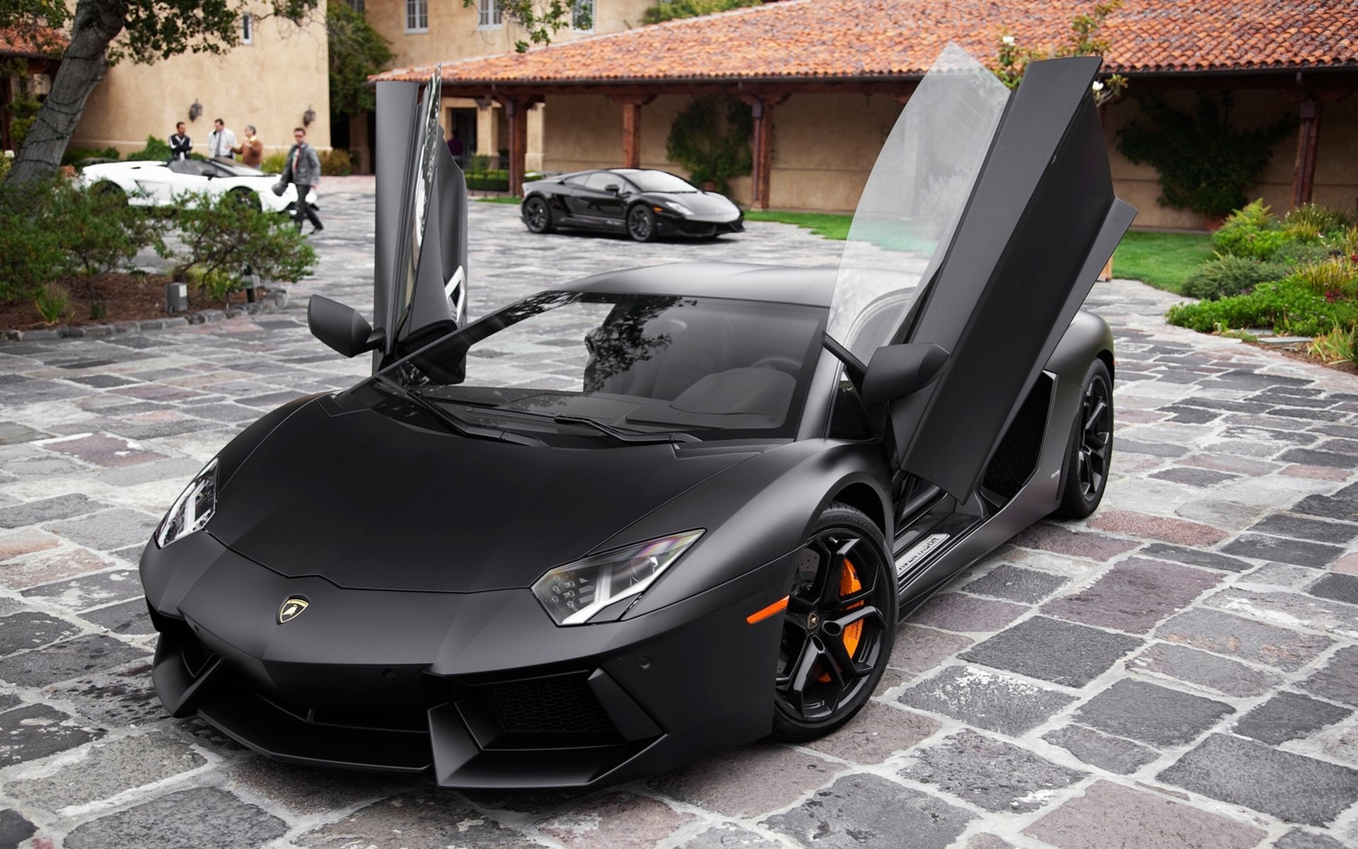 Черный автомобиль. Lamborghini Aventador lp700-4 Black. Lamborghini Aventador lp700-4 черная. Ламборджини Авендатор. Ламборджини авентадор черный матовый.