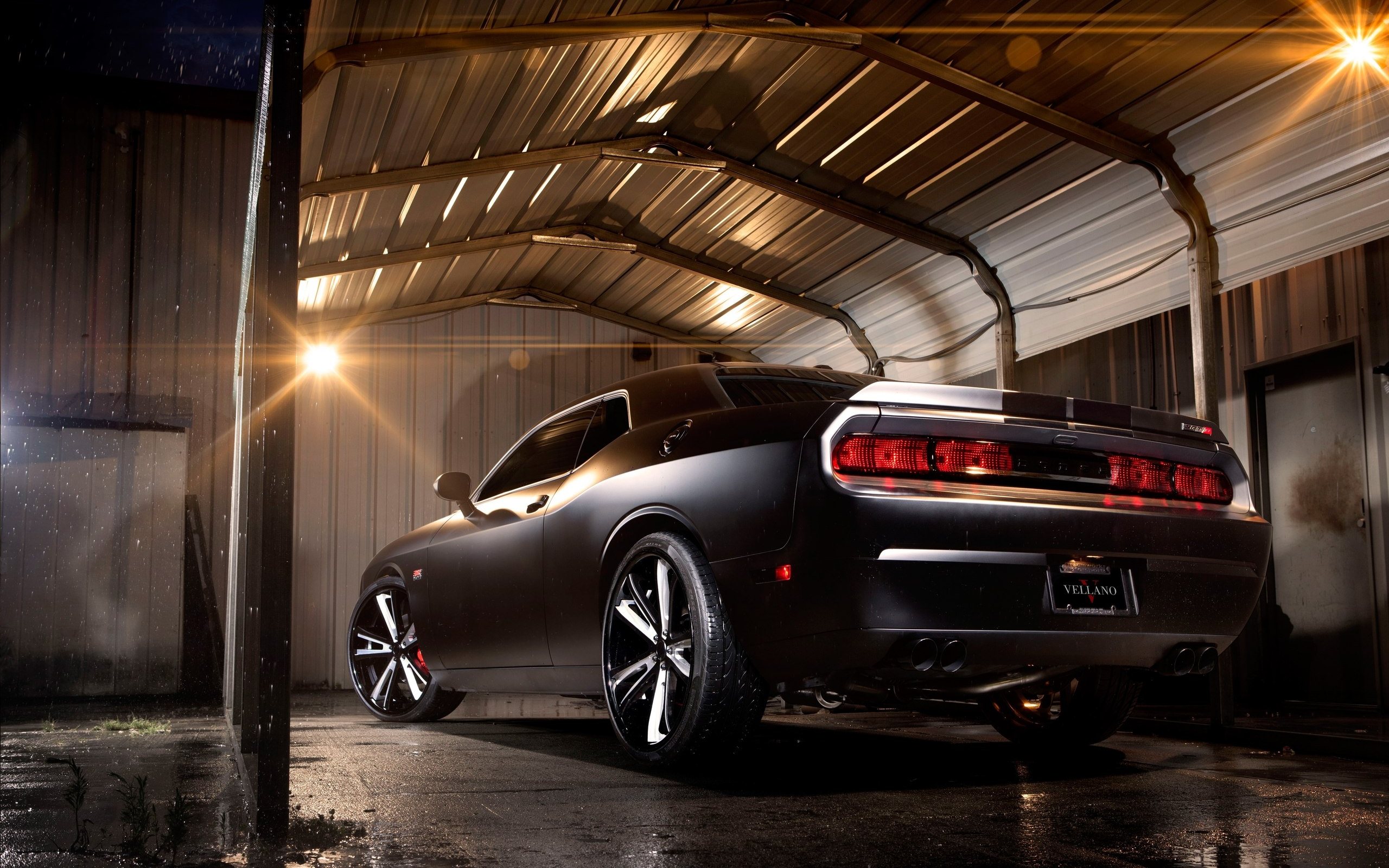 Dodge Challenger черный ночью