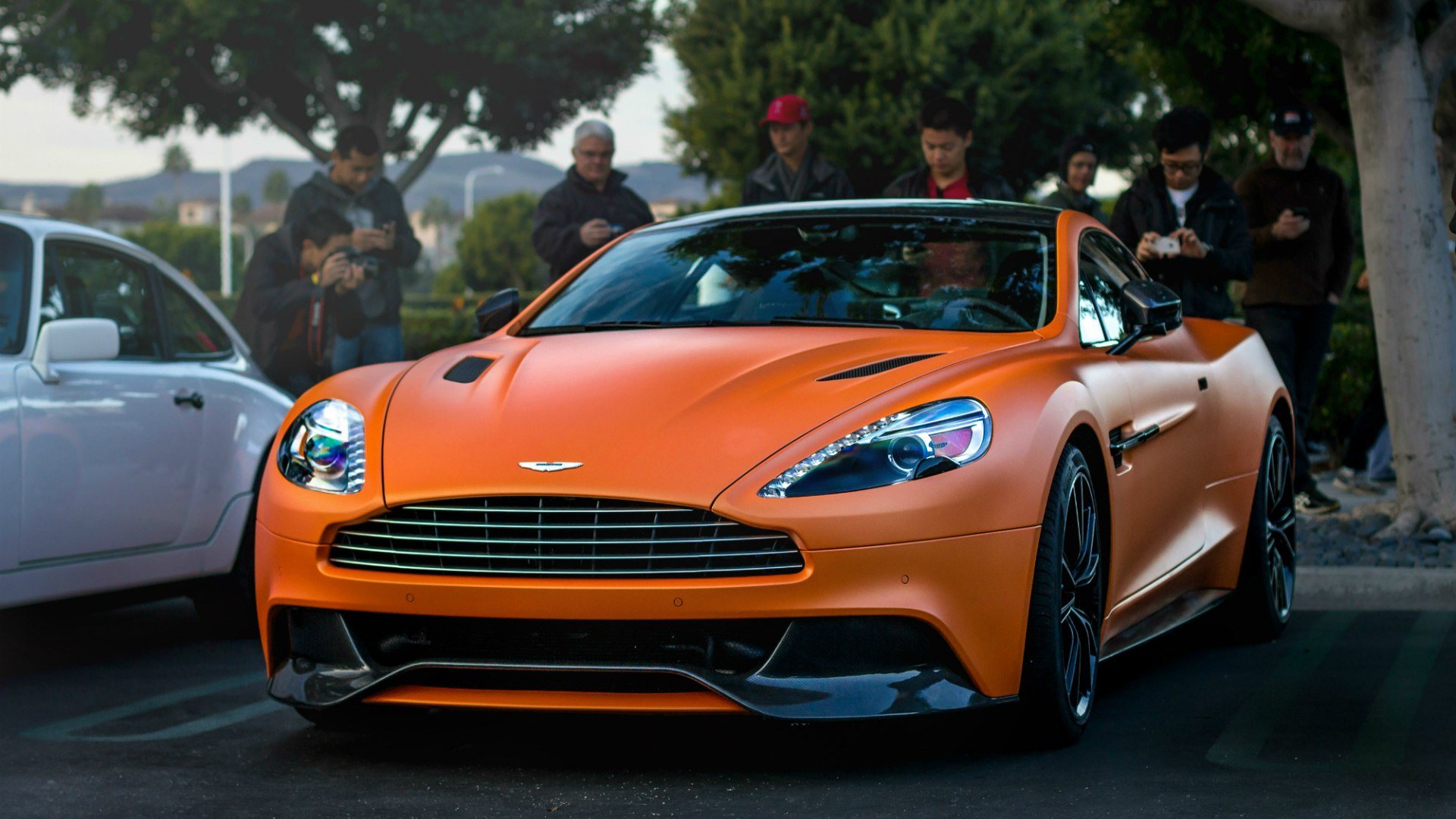 Aston Martin Vanquish оранжевый