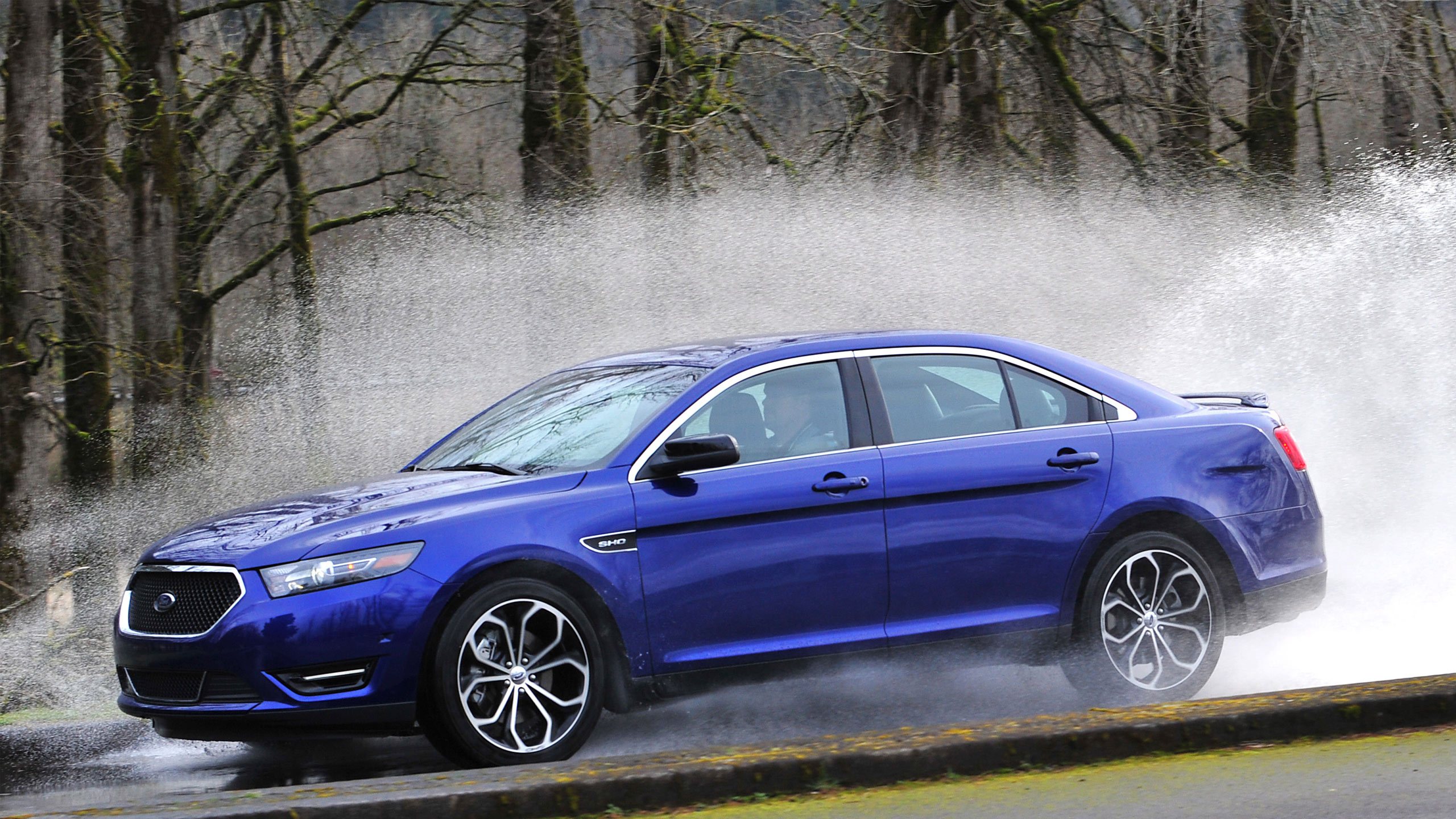 Фото обои Брызги воды вокруг Ford Taurus. Taurus