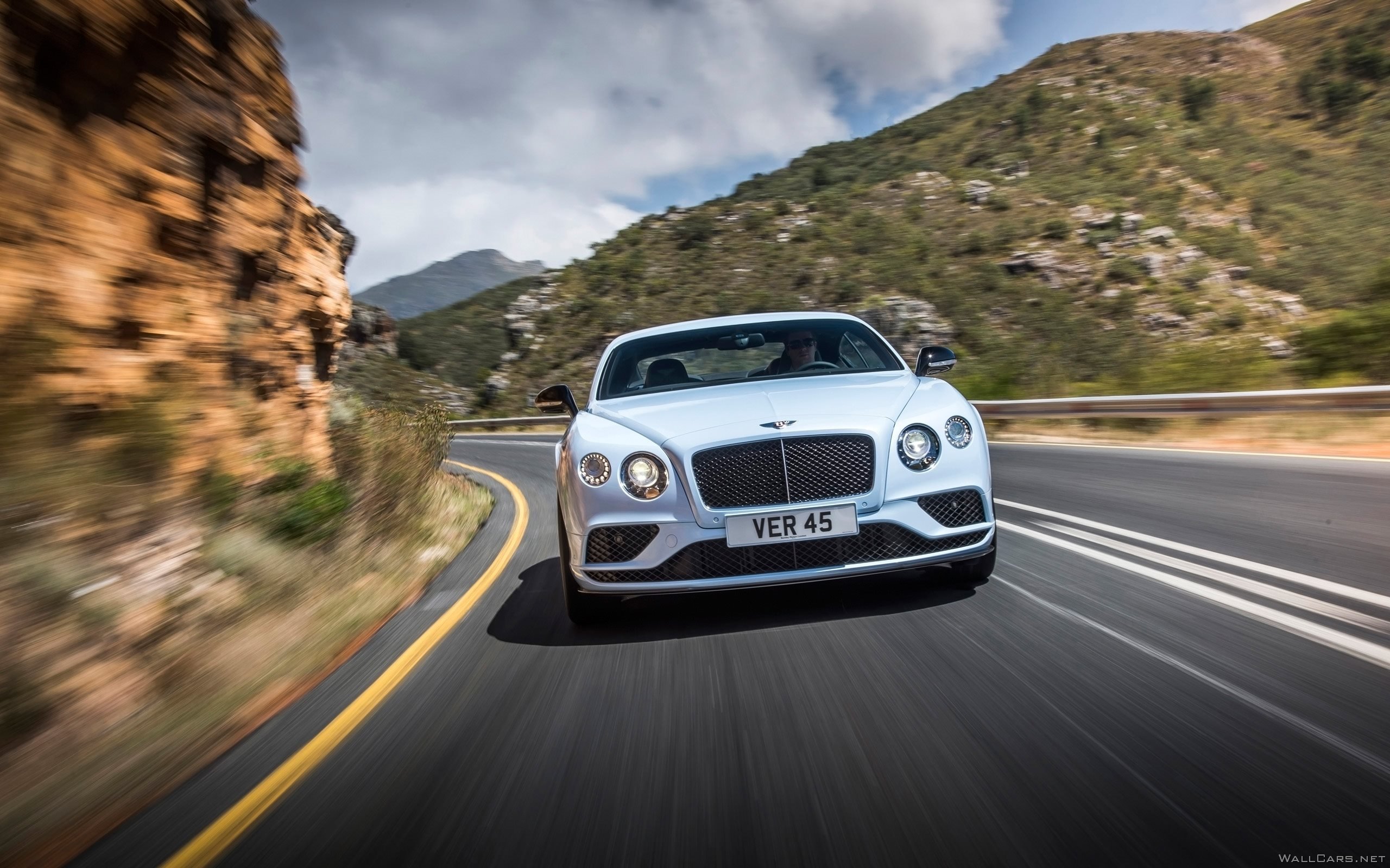 Анфас, фото, белый Бэнтли, Bentley Continental V8 GT S,  2015, фары, трасса, природа