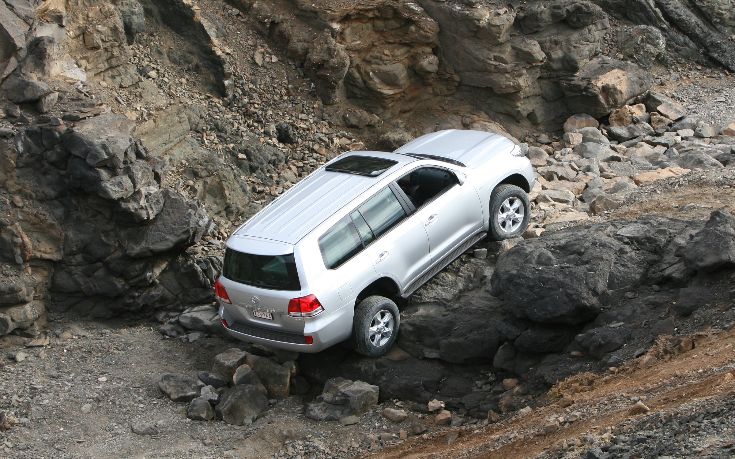 Прадо 120 бездорожье. Toyota Land Cruiser 200 на бездорожье. Ленд Крузер 200 для бездорожья. Тойота ленд Крузер 200 в горах. Тойота Прадо для бездорожья.