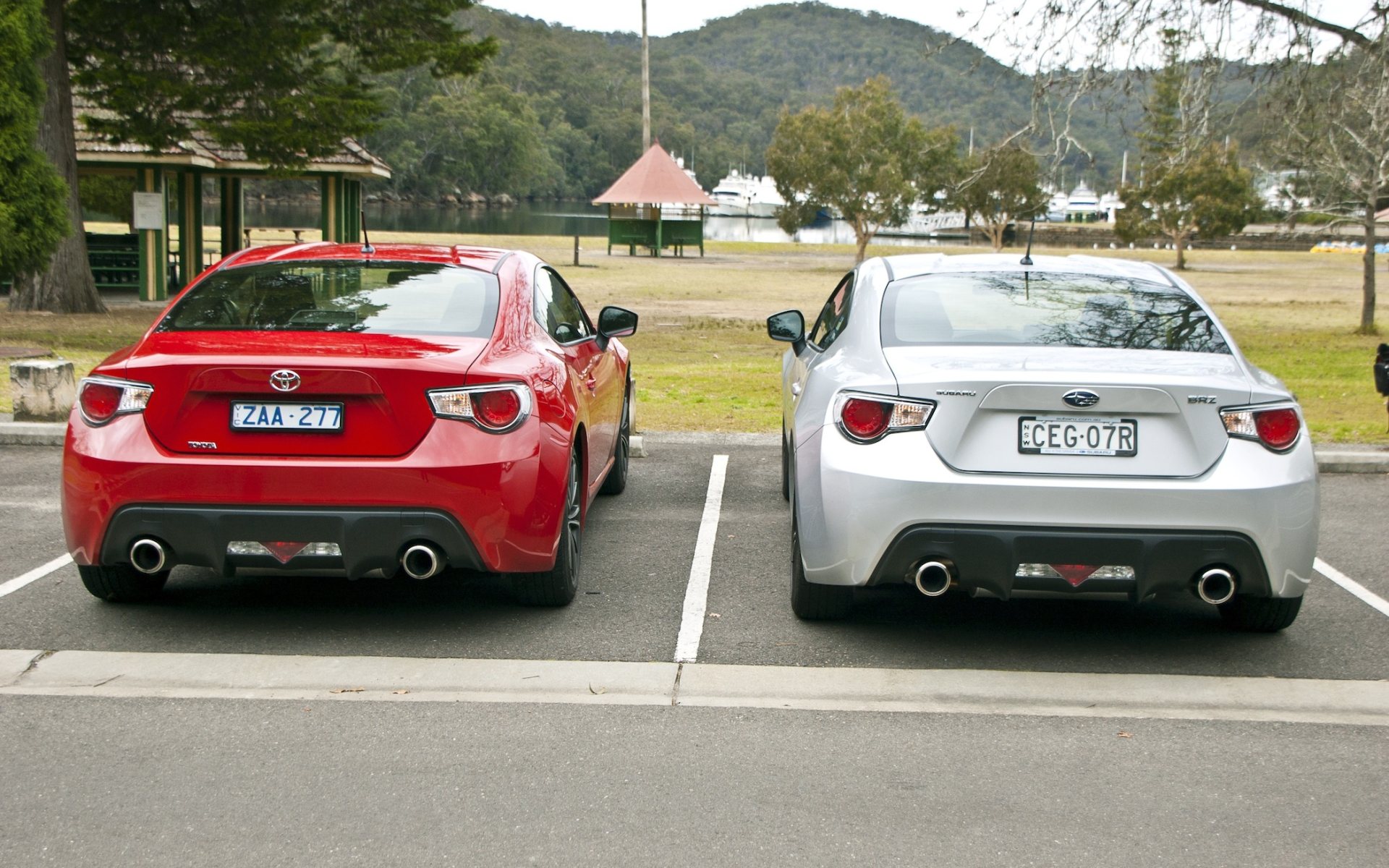 Фото обои Вид сзади на два спорткара-близнеца Toyota GT86 и Subaru BRZ. GT  86