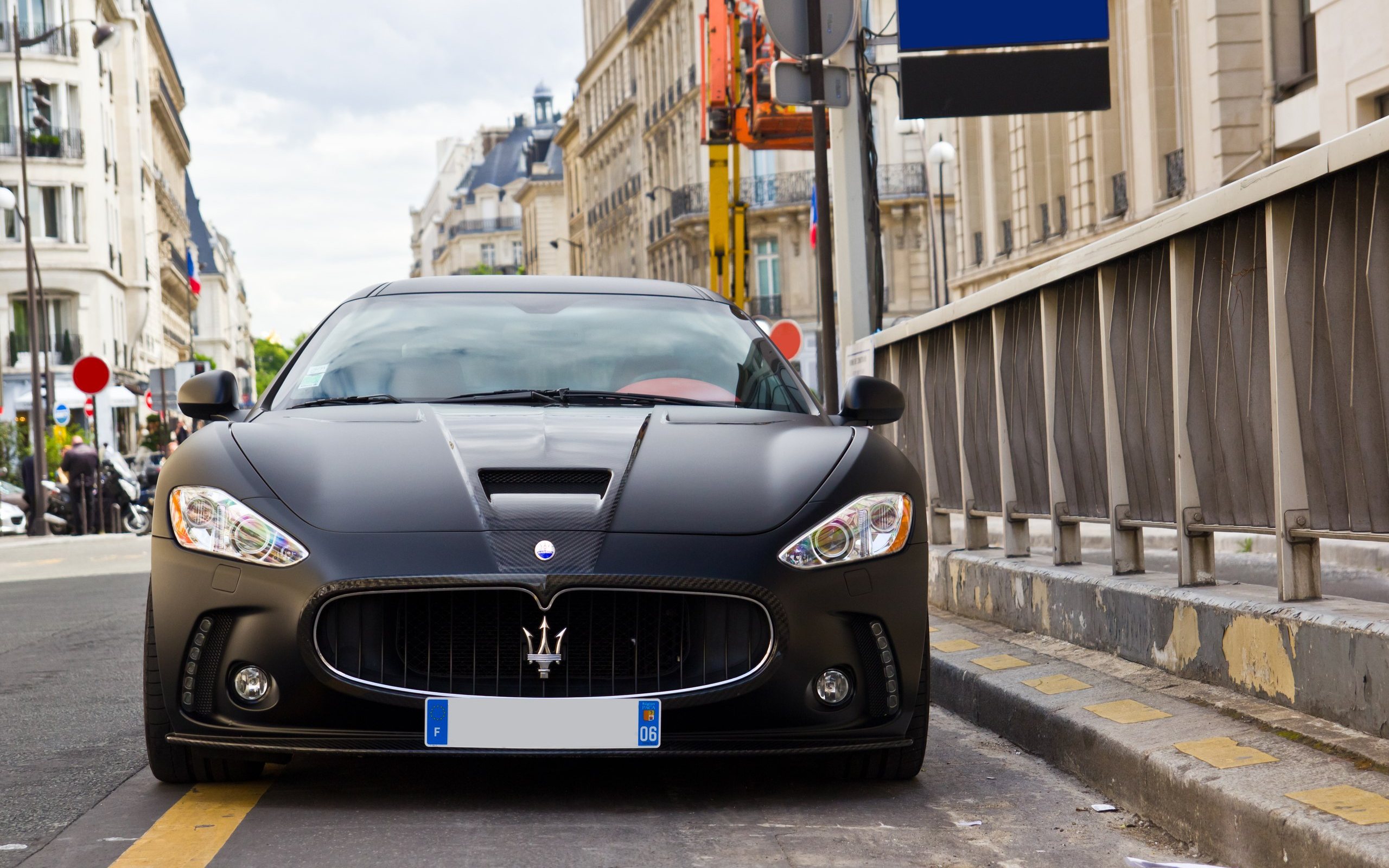 Maserati GRANTURISMO спереди