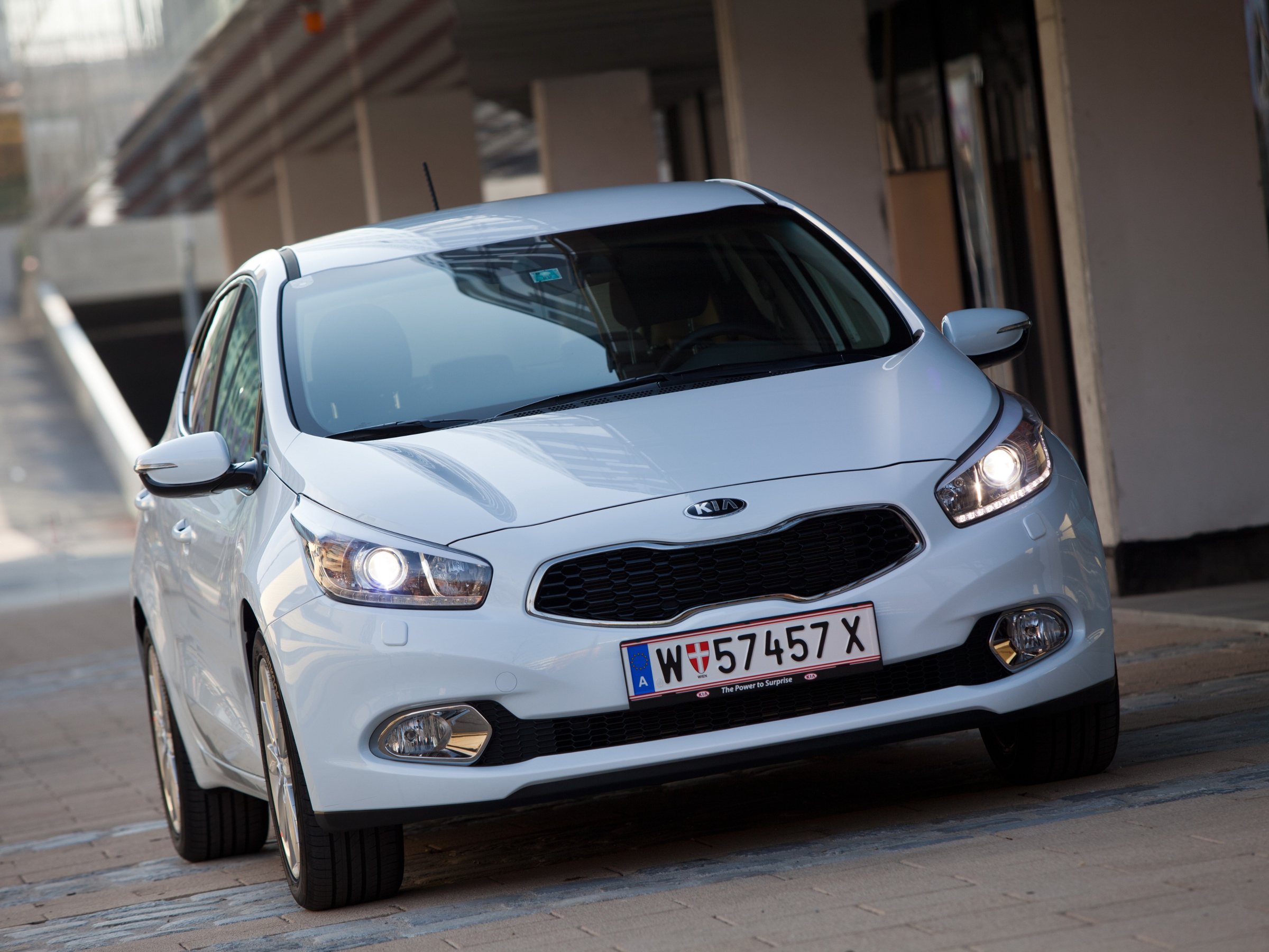 Kia Ceed спереди