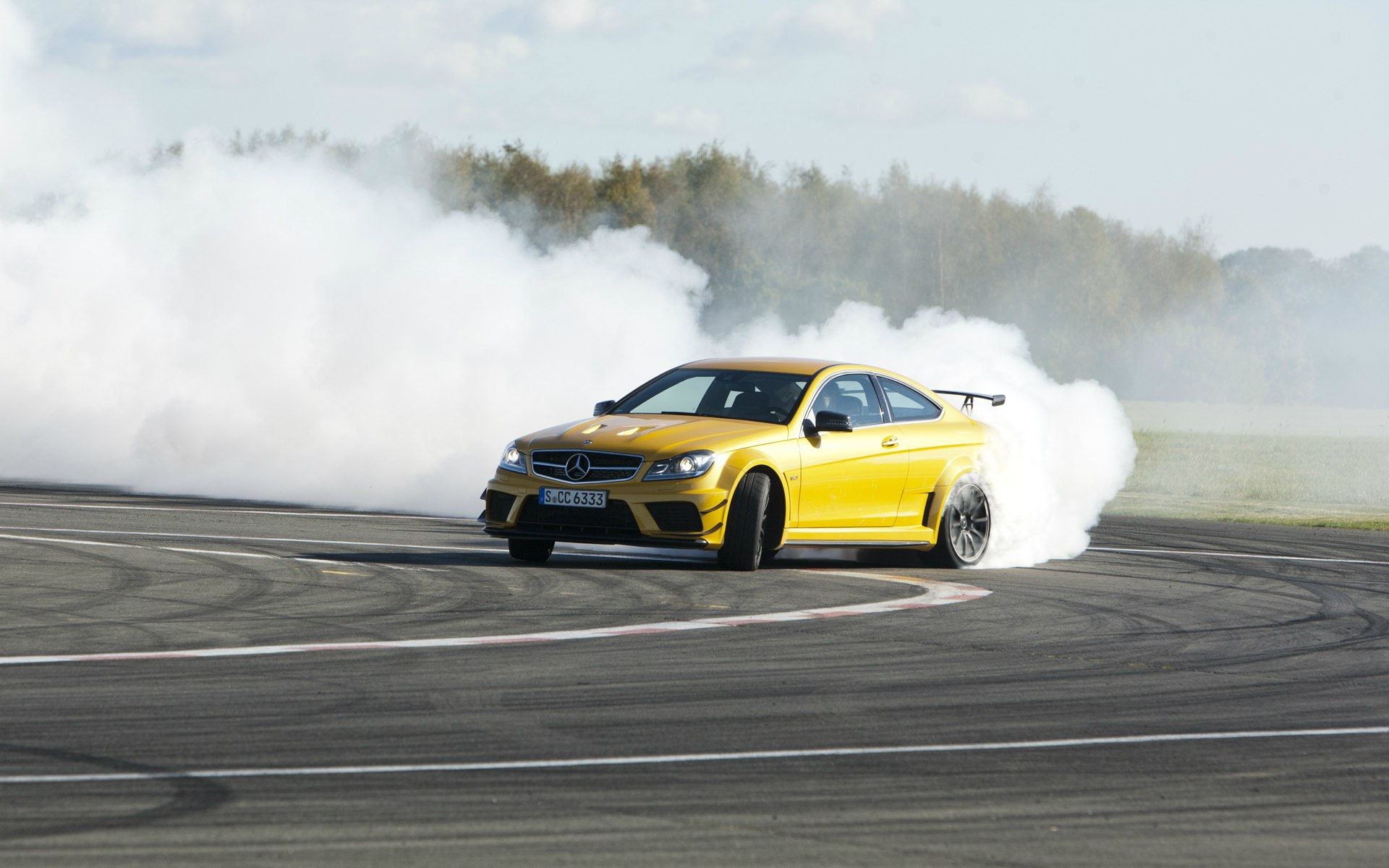 Mercedes Benz AMG c63 Р¶РµР»С‚С‹Р№