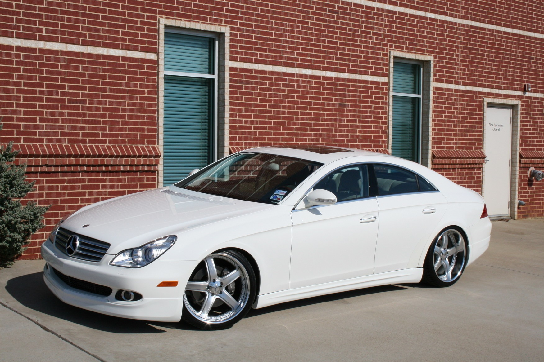 Белые 500. Mercedes Benz CLS 219 белый. Мерседес CLS 500 белый. Мерседес CLS белый. Mercedes Benz CLS 500 AMG White.