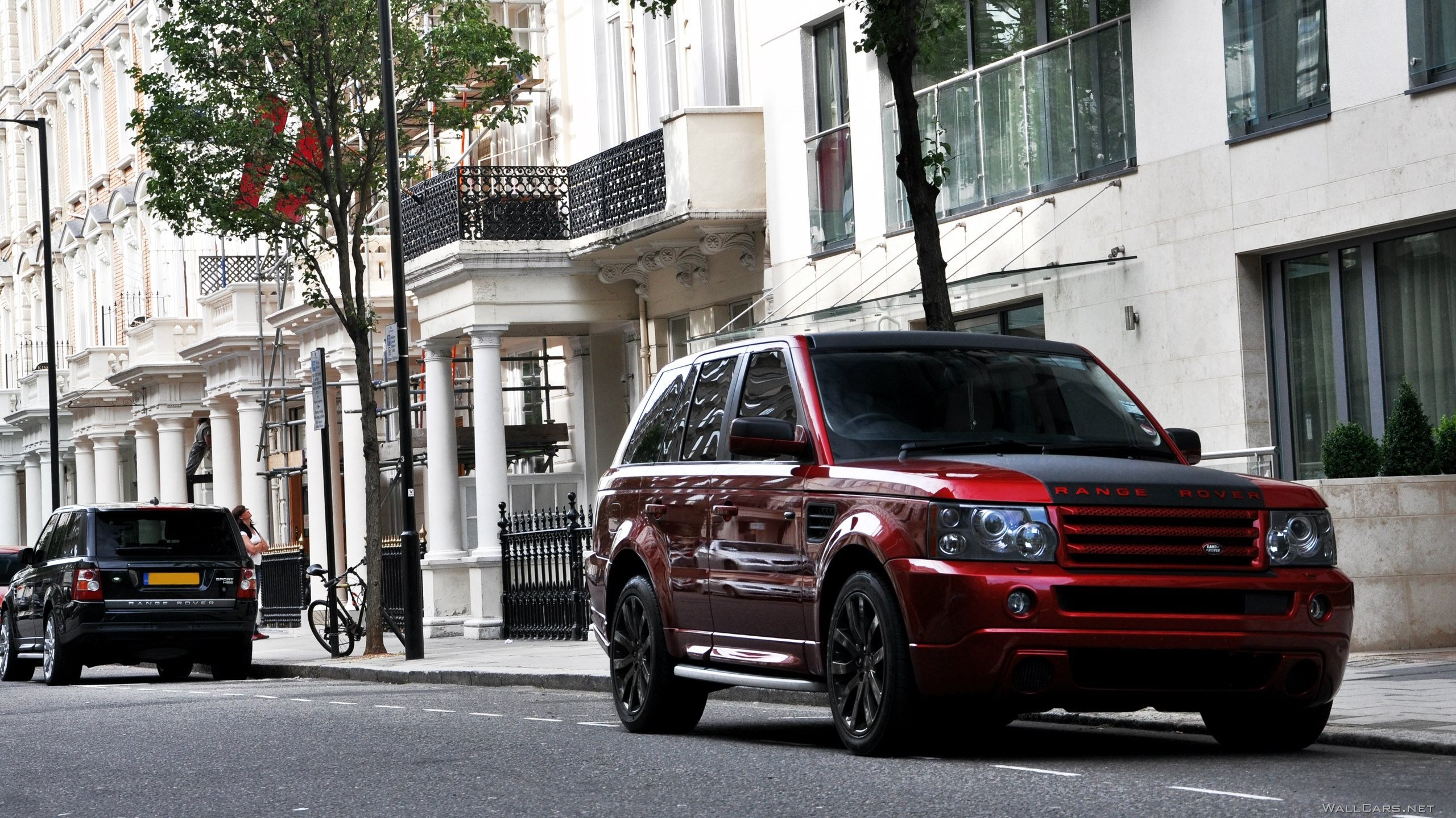 Красный Range Rover, тюнинг, улица, обочина