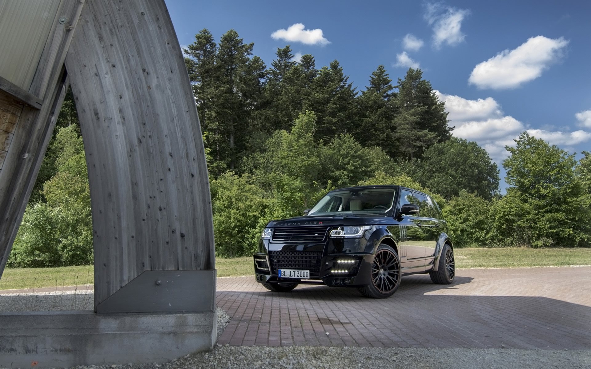 Черный Range Rover CLR-R, Lumma Design, передок, фары, диски, лес, природа, деревья, лето, небо