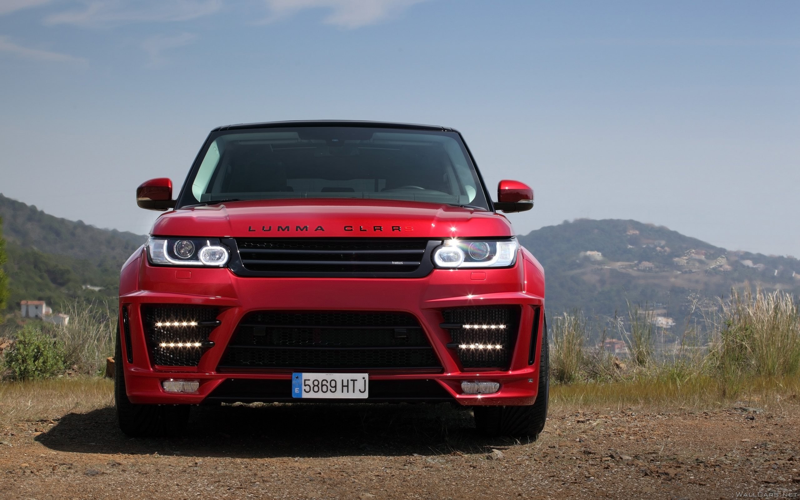 Красный Range Rover CLR RS от Lumma Design на испанских просторах