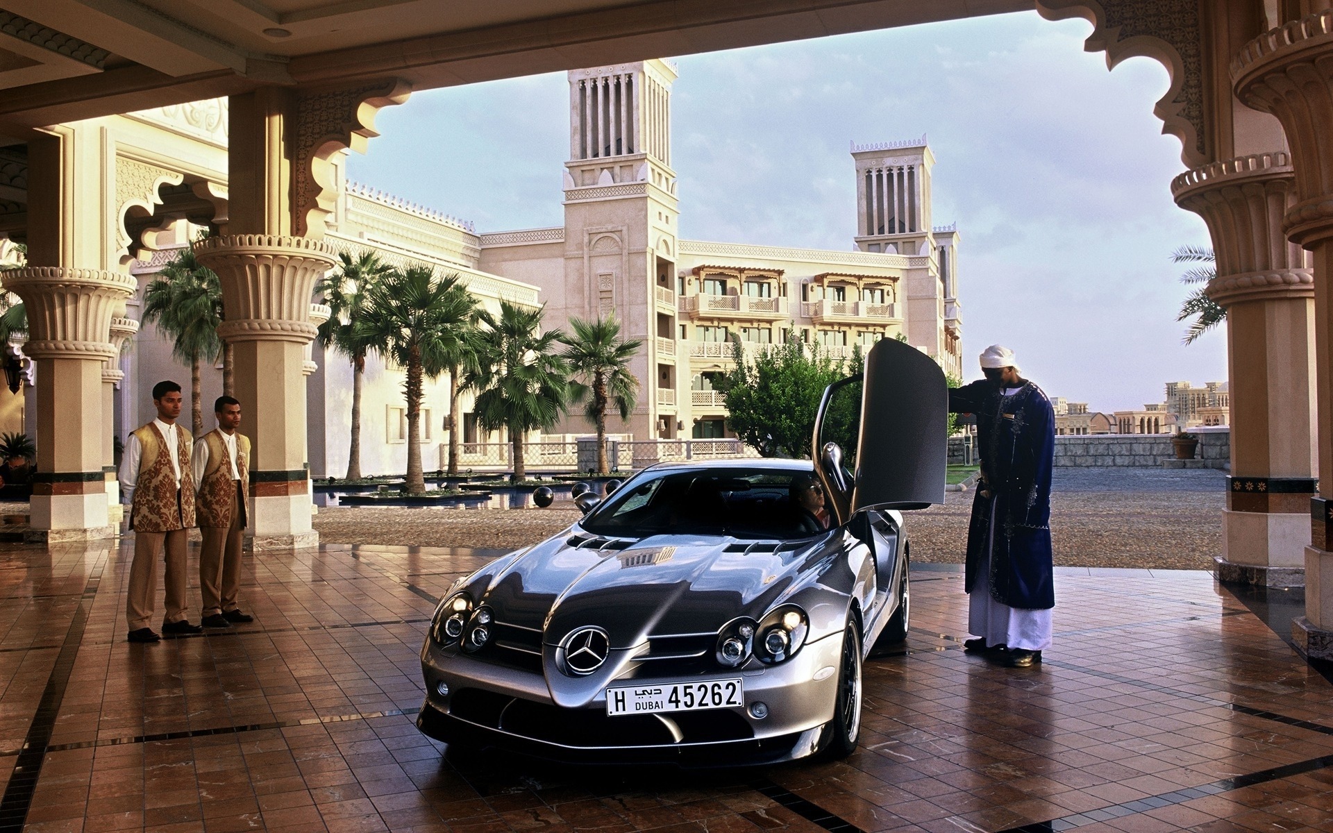 Машина мусульманина. Майбах шейха ОАЭ. Mercedes SLR MCLAREN 722 В Дубае. Мерседес Бенц Дубайский. Мерседес арабского шейха.