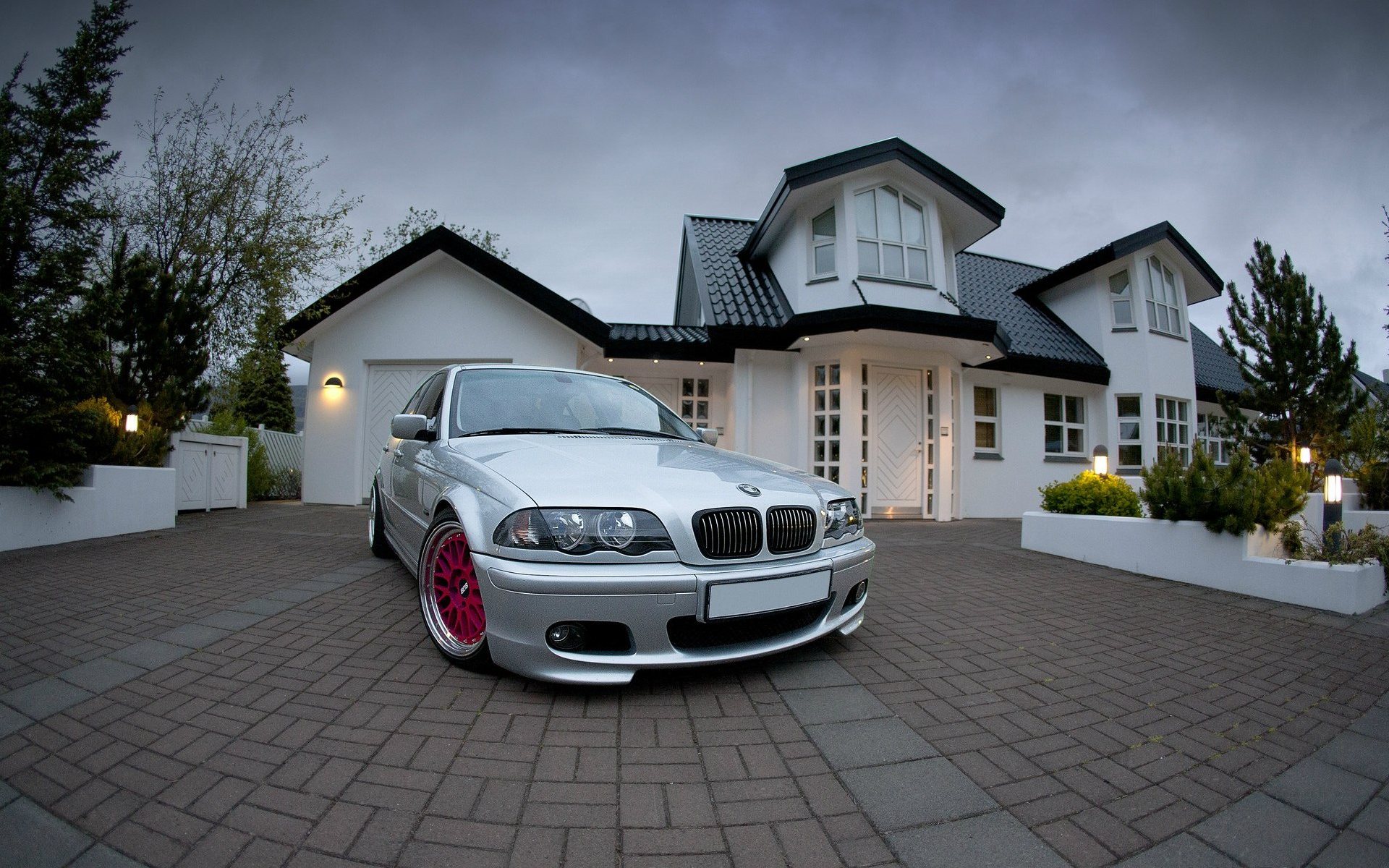 Bmw money. BMW m3 во дворе. Машина дом. Машина возле дома. Красивый дом с машиной.