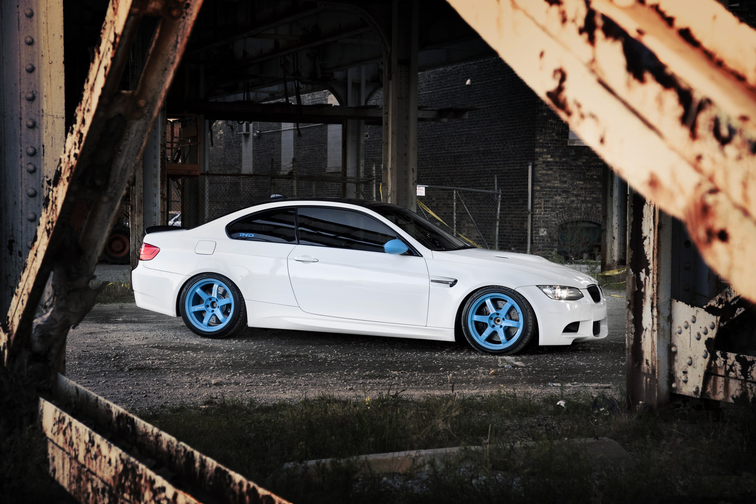 Q white. BMW m3 e92. BMW e92 белая. БМВ м3 белые диски. BMW 3 Coupe.