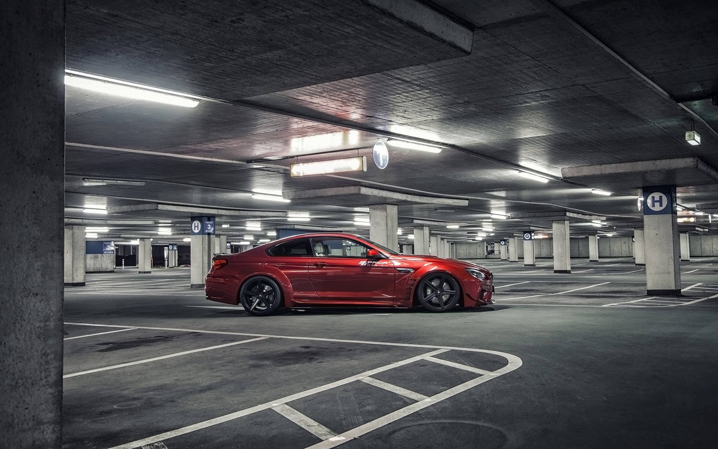 Низкая BMW M6, Prior-Design, красная БМВ 6 серии, 2014, тюнинг, обвесы, диски, сбоку, парковка