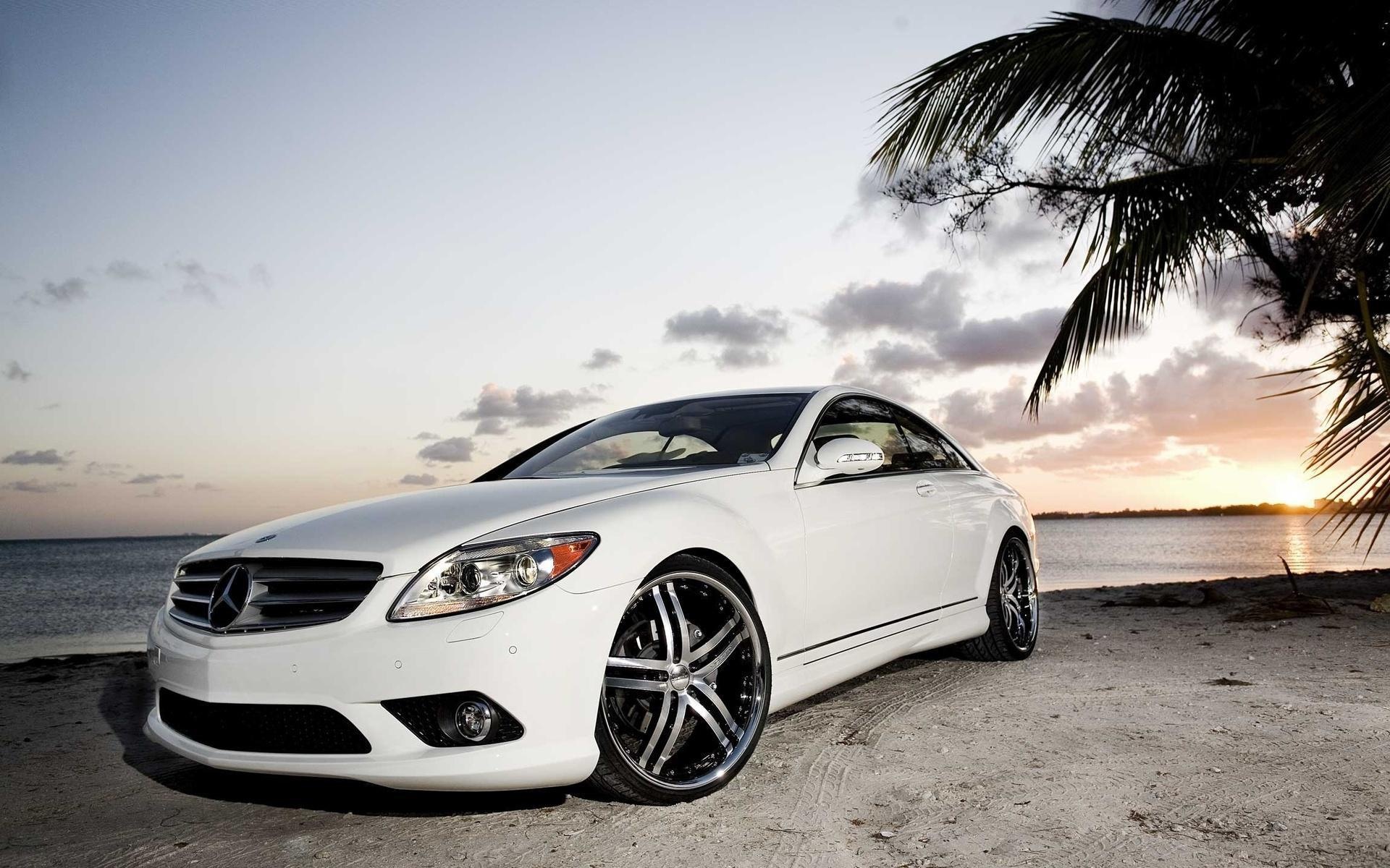 Mercedes Benz 900 White