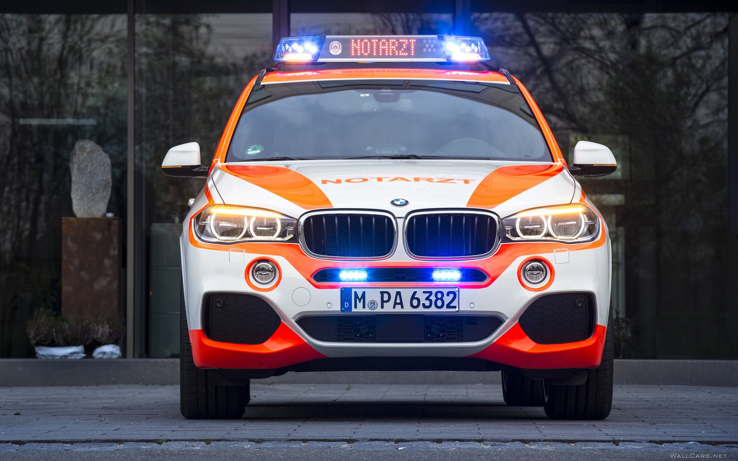 BMW м5 с мигалками