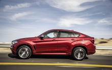 Красный BMW X6 M50d, БМВ Х6, фото нового БМВ Х6, 2015, трасса, сбоку, скорость, диски, небо, пейзаж