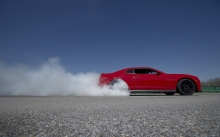 Рывок с места с дымом из-под колес Chevrolet Camaro ZL1 Coupe