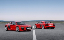 Красные Audi R8, 2016, дуэт, передок, диски, новинка, трасса, горизонт, небо