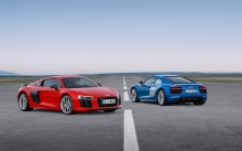 Обновленные Audi R8, 2016, Красная и синяя Ауди, фото, дорога, трасса, экстерьер