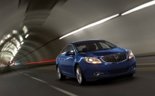 Синий Buick Verano, тоннель, скорость, прямая