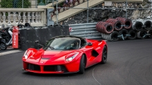 Красная Ferrari LaFerrari с черной крышей на треке
