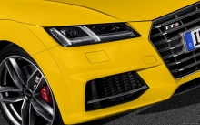 Передние фары на Audi TTS Roadster крупным планом
