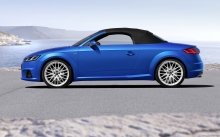 Синий Audi TT Roadster с поднятой крышей