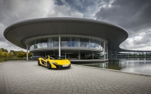 Архитектура, желтый McLaren P1, 2014, передок, новинка, небо