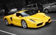 Желтый Ferrari Enzo в сером городе