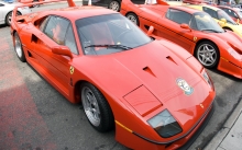 Красная Ferrari F40, любители Феррари, сходка, встреча любителей