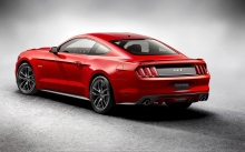 Красный Форд Мустанг, Ford Mustang GT 5.0, сзади, диски, задние фонари, асфальт, туман