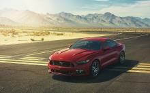 Красный Ford Mustang GT, Форд Мустанг, 2015, новинка, передок, фары, диски, трасса, горы, солнце, пустыня, пейзаж