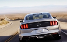 Ford Mustang GT 5.0 на прямой как стрела трассе, трасса в пустыне