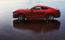 Красный Форд Мустанг, Ford Mustang GT 5.0, асфальт, отражение, диски, сбоку, 2015, фото Форд Мустанга